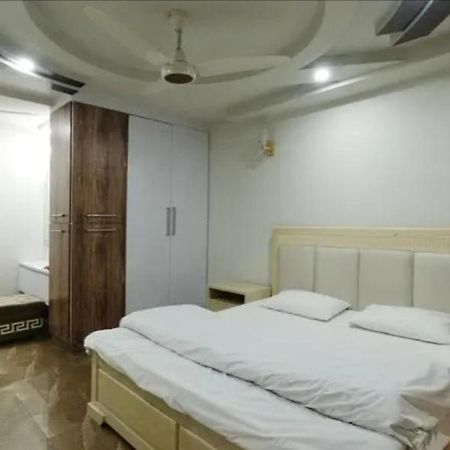 Furnished One-Bedroom Apartment For Rent Lahore Exterior photo